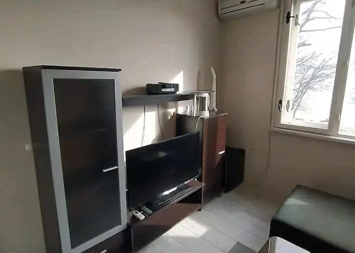 Проживання в сім'ї Your - In Front Of The Варна